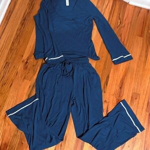 🧵 Amazon Women's Blue Pajama Set with White Accents 🧵